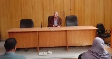 صور.. رئيس مدينة إسنا لرؤساء القرى: لا تهاون مع المقصرين في عملهم