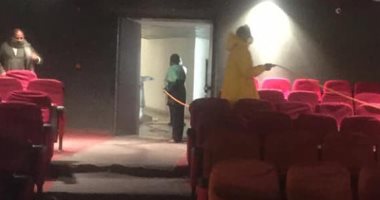 صور.. شاهد أعمال تعقيم وتطهير مكتبة مصر العامة بالكرنك فى الأقصر