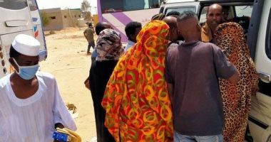 "جدعنة الصعايدة".. أهالى قرية بالأقصر يقدمون الأكل والدواء لسودانيين عالقين 