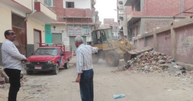 صور.. رئيس مدينة إسنا يحيل مسئول النظافة بالمدينة للتحقيق لتقاعسه في العمل
