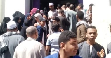 زحام على خدمات الانترنت بسنترال إدفو بأسوان رغم تحذيرات "كورونا".. صور