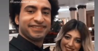 زوجه على ربيع تحتفل بعيد ميلاده.. وهو يرد عليها بقلب أحمر 