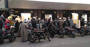 خوفا من كورونا.. قارئ يشكو من تزاحم المواطنين فى منطقة البنوك بقنا