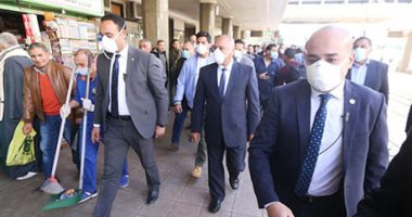 صور.. وزير النقل يطالب إدارة المترو بتوزيع كمامات طبية مجانًا على الركاب