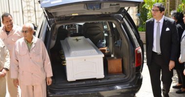 صور.. وصول جثمان جورج سيدهم برفقة زوجته لتشييع جنازته بمدينة نصر