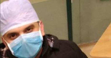 إدارى بمستشفى قصر العينى يشارك بصورته بالكمامة: حافظوا على أنفسكم