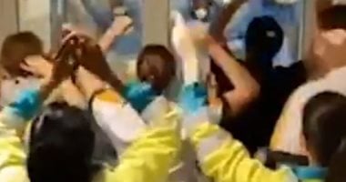 موظفو مستشفى هولندية يغنون للأطباء والممرضين لدعمهم في مواجهة كورونا.. فيديو