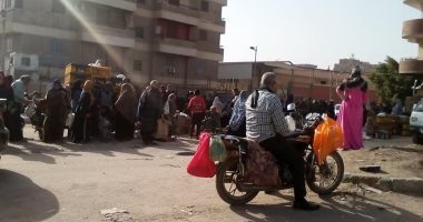 صور.. اضبط مخالفة.. الأهالى يقيمون سوقا لبيع الطيور ببنها.. والمدينة: تم فضه