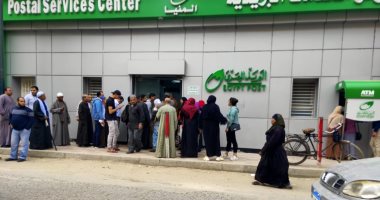 تزاحم أمام مكاتب البريد والبنوك بالمنيا.. والمحافظ يوجه بتوفير مقاعد.. صور