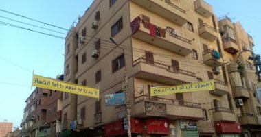 أهالى ديرمواس بالمنيا يعلقون لافتات إرشادية للوقاية من فيروس كورونا