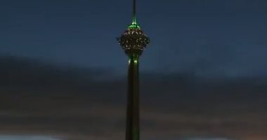 "شو إعلامى".. إيران تضئ برج طهران باللون الأخضر بزعم دعم الأطباء.. فيديو