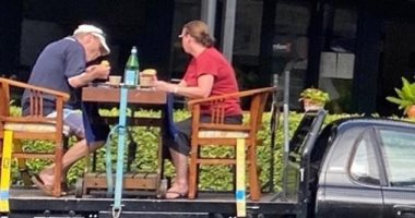 للتحايل على تعليمات العزل .. زوجان أستراليان يتناولان فطورهما على "عربية مكشوفة"