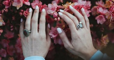 مش محتاجة تروحى الكوافير.. اعرفى طريقة إزالة الأظافر الجل فى البيت