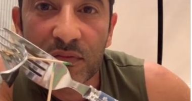 خليك فى البيت.. عمرو سعد فى تحدٍ غريب بالشوكة على "تيك توك"