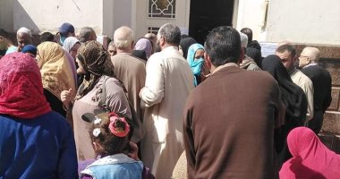 صور.. زحام أمام البنوك ومكاتب البريد بكفر لشيخ .. والمحافظ يوفر استراحات