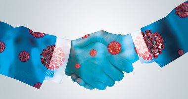  كيف تنقل مصافحة اليد العدوى الجلدية ونزلات البرد