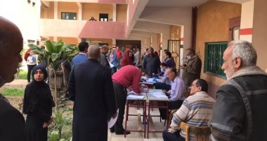 غرفة عمليات لتقسيم الطلاب لمجموعات لتسليم شرائح بيانات التابلت بمدارس بنها