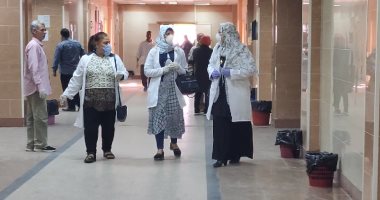 "اليوم السابع" داخل مستشفى التأمين الصحى بالعاشر من رمضان.. خلية نحل لا تتوقف.. عمال النظافة والزائرات الصحيات كلمة السر فى طمأنة المترددين من المسنين والأطفال.. الأطباء وطاقم التمريض طوارئ 24 ساعة