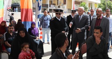صور.. زحام أمام مكاتب البريد فى قنا..والمحافظ يشيد بالتزام المواطنين بالتعليمات 