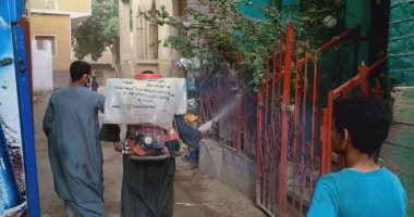 للوقاية من كورونا.. تطهير قرية الشيخ رحومة مركز طهطا بسوهاج بواسطة الأهالى