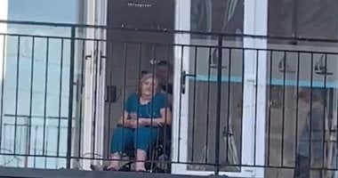 عشان يخففوا عنها.. شقيقان يغنيان لأمهما أسفل الشرفة بعد منع زيارتها بسبب كورونا