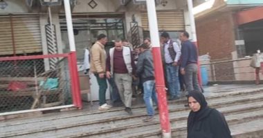 إغلاق 6 محلات  خالفوا موعد الغلق وإعدام "شيش" بالشرقية.. صور