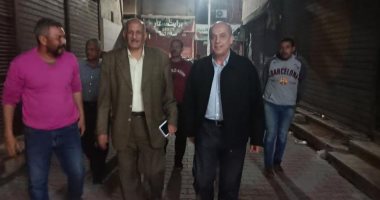 سكرتير محافظة سوهاج يتفقد شوارع طهطا ليلا للتأكد من تطبيق الحظر