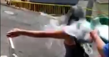 الحلاقة عن بعد والاستحمام على باب المنزل.. هوس الشعوب من كورونا.. فيديو
