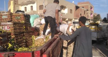 6 سيارات متنقلة فى القصير لبيع الخضروات والفاكهة بأسعار مخفضة.. صور 