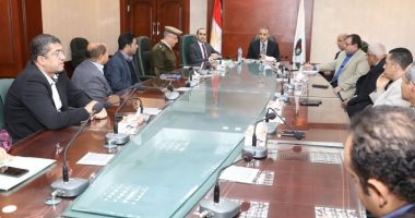 محافظ سوهاج يلتقى جمعية المستثمرين لحل معوقات عملية الإنتاج بالمصانع
