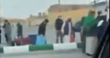 "إيران تضحى بشعبها".. حافلات تقل زوار هنود وباكستانيين لمدينة قم رغم حظر السفر