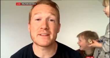 موقف محرج لعداء بريطانى أثناء مقابلة على الهواء من منزله مع bbc.. صور