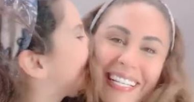 مى سليم مع ابنتها فى فيديو جديد على "تيك توك" بالعزل المنزلى 