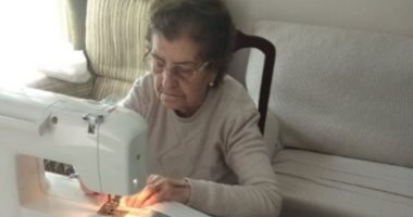 عجوز إسبانية تصنع 50 قناعا للوجه على مدار 8 ساعات يوميا للتبرع بها للمستشفيات 