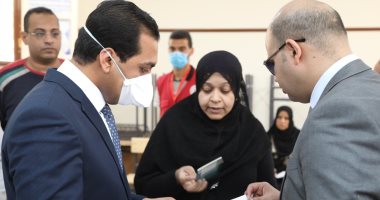 نائب محافظ قنا: تسليم شرائح الإنترنت لطلاب الصف الأول الثانوى.. صور