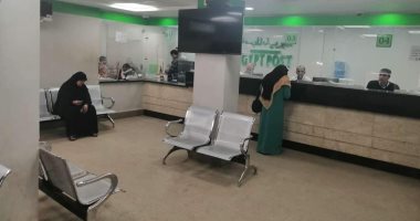 صور.. توفير مقاعد لمنع التزاحم بمكاتب بريد ملوى بالمنيا لمواجهة "كورونا"