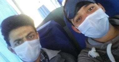 إبرام يشارك بصورته مع صديقه بالجوانتى والكمامة لمواجهة فيروس كورونا