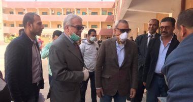 محافظ القليوبية خلال تفقد مدارس صرف المعاشات وشرائح التابلت: ممنوع الزحام