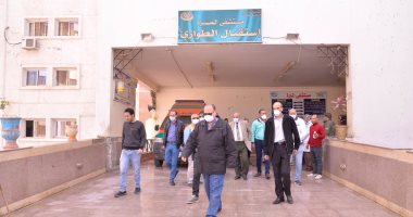 صور.. محافظ أسيوط يقود حملة تعقيم عيادات التأمين الصحى ومستشفى المبرة والرمد