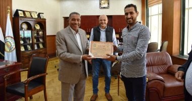 صور.. محافظ مطروح يكرم العاملين بهندسة كهرباء النجيلة لجهودهم في إصلاح الأعطال 