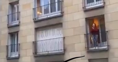 بسبب فيروس كورونا.. رقص من الشرفات على أغانى Akon فى فرنسا "فيديو"