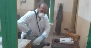 مدير الطب البيطرى بإسنا يعلن بدء تعقيم مقرات التأمينات والمعاشات ومدرستين 