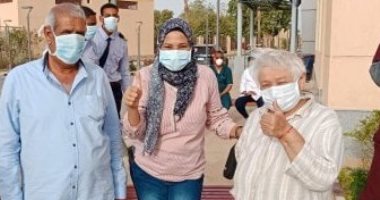 صور..لحظة خروج سيدة روسية من مستشفى إسنا للحجر الصحى بعد تعافيها من كورونا 