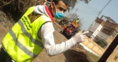 بالكلور والمنظفات.. أهالى قرية دمهوج بالمنوفية يعقمون الشوارع لمواجهة كورونا