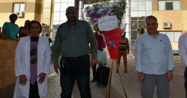 محافظ أسوان يهدي الأطقم الطبية بمستشفى العزل هدايا وباقات ورود