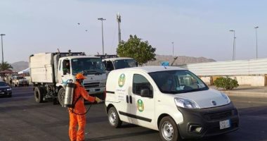 فرقة تعقيم مقابض السيارات في الأحياء المعزولة بسبب كورونا بالسعودية..صور