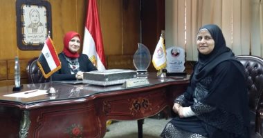 نقيب التمريض تكرم ممرضة أُصيبت بكورونا أثناء عملها بمستشفى حميات إمبابة