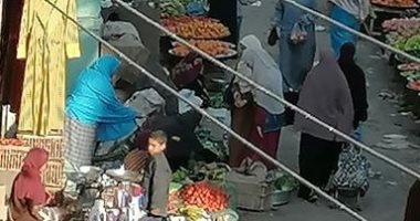 قارىء يشكو من ازدحام سوق قرية مجيريا بأشمون رغم قرارات اغلاق الأسواق