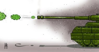 كاريكاتير صحيفة إماراتية.. كورونا يهاجم الجميع
