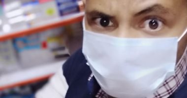 ضمن مبادرة اليوم السابع.. محمد حسن: أرتدى الجوانتى والكمامة بالصيدلية 